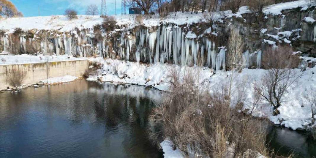 Karın kapattığı yollar açılınca herkes akın etti! Metrelerce buz sarkıtından görsel şölen: Kışın en büyüleyici manzarası 4